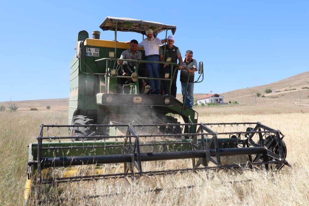 Çiftçi dostu Başkan Çolakbayrakdar’ın milli ve yerli tohum hamlesi takdir topladı