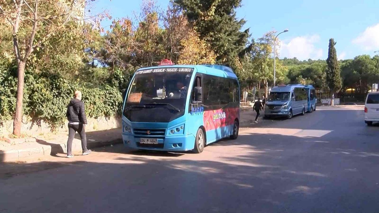 Kartal’da minibüs içinden hırsızlık kamerada