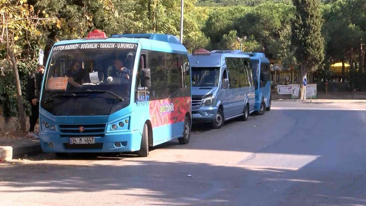 Kartal’da minibüs içinden hırsızlık kamerada