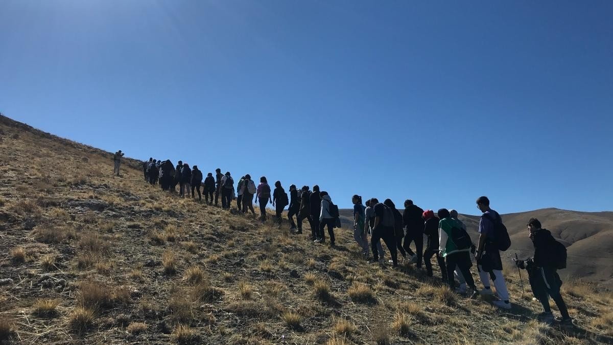 Üniversite öğrencileri Küçük Sivri Tepesi’ne tırmandı