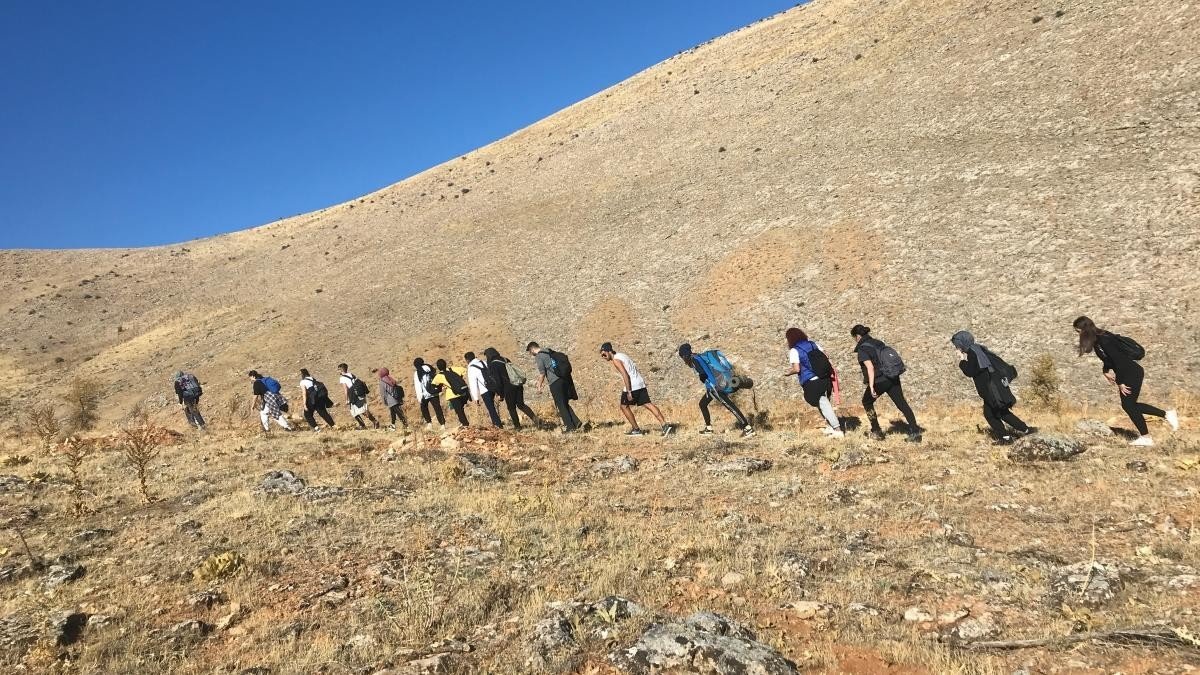 Üniversite öğrencileri Küçük Sivri Tepesi’ne tırmandı