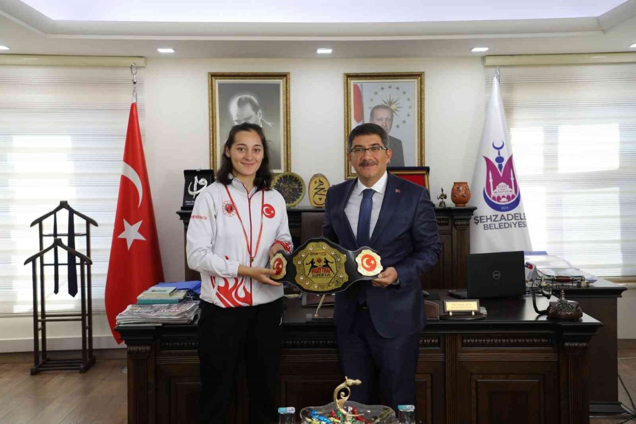 Şehzadeler’in şampiyonuna bir altın da Başkan Çelik’ten