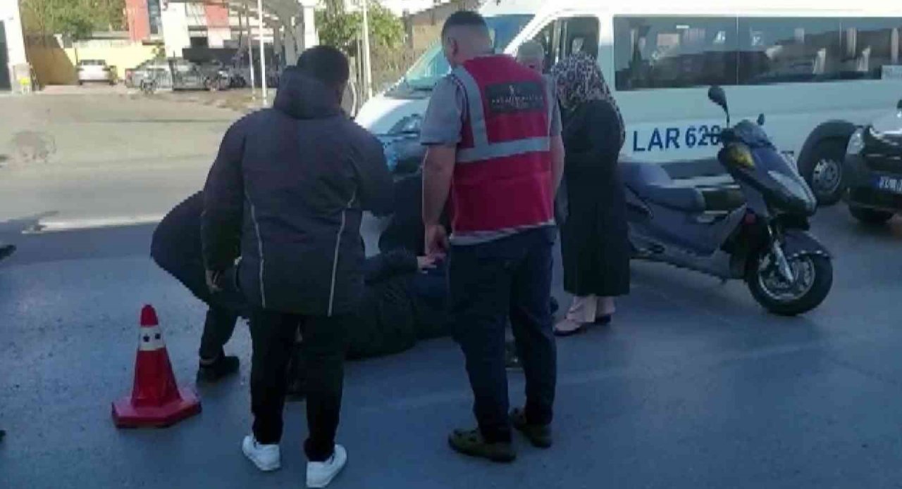 Sultanbeyli’de refüje çarpan motosikletli yaralandı