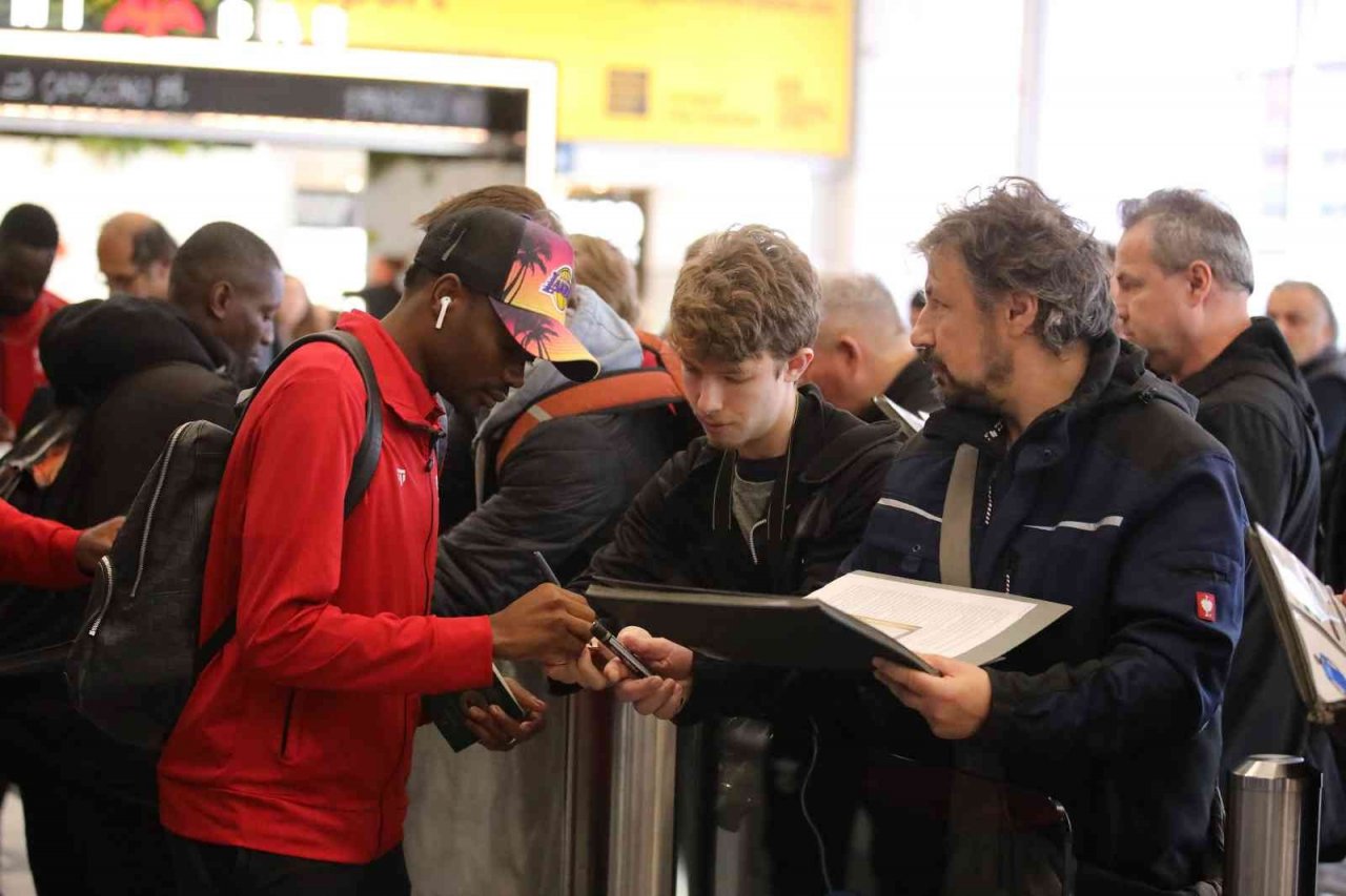 Sivasspor kafilesi Prag’a ulaştı