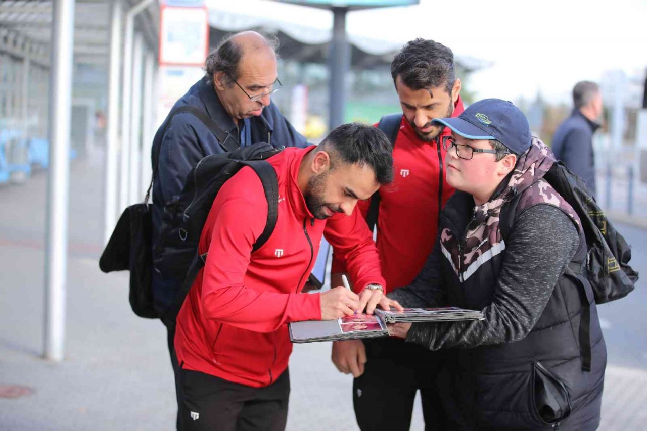 Sivasspor kafilesi Prag’a ulaştı