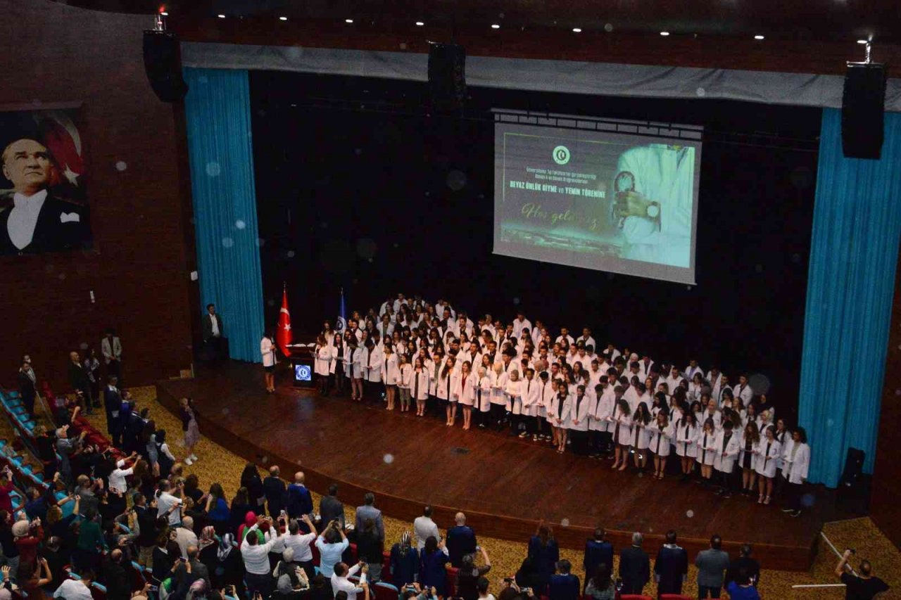 Uşak’ta tıp fakültesi öğrencileri beyaz önlük giydi