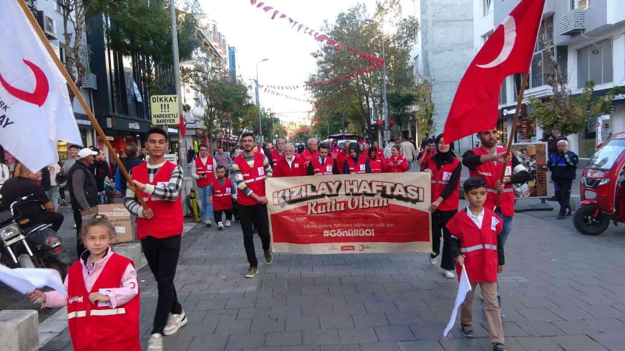 Uşak’ta Kızılay Haftası etkinlikleri yürüyüşle başladı