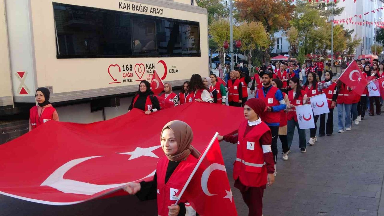 Uşak’ta Kızılay Haftası etkinlikleri yürüyüşle başladı