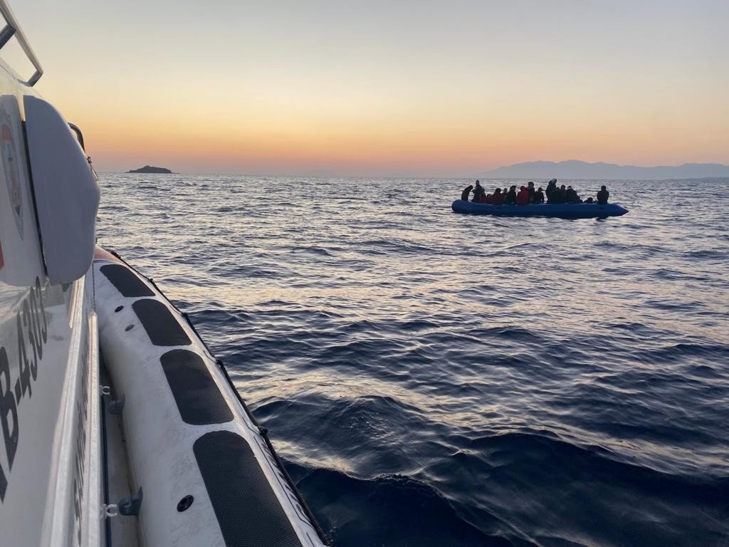 İki olayda 60 düzensiz göçmen kurtarıldı