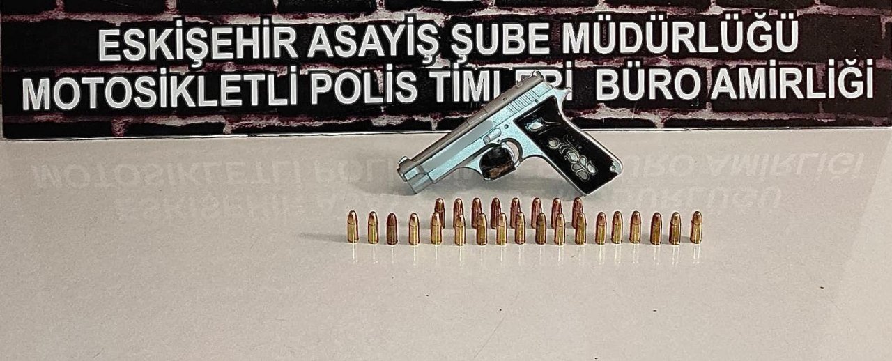 Şüpheli şahısların üzerinden silah, mermi ve uyuşturucu madde ele geçirildi