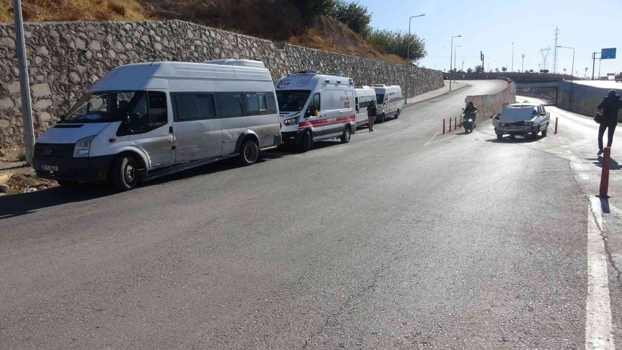 Öğrenci servisiyle otomobil çarpıştı: 2 yaralı