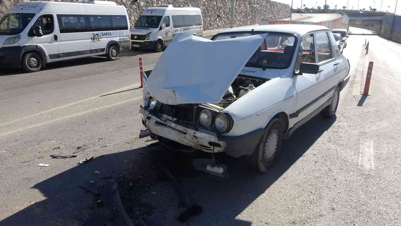 Öğrenci servisiyle otomobil çarpıştı: 2 yaralı