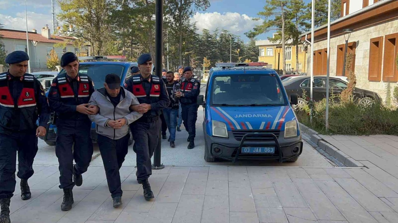 2 kişinin silahla vurulduktan sonra yakıldığı olayda gözaltına alınanlar adliyeye çıkarıldı