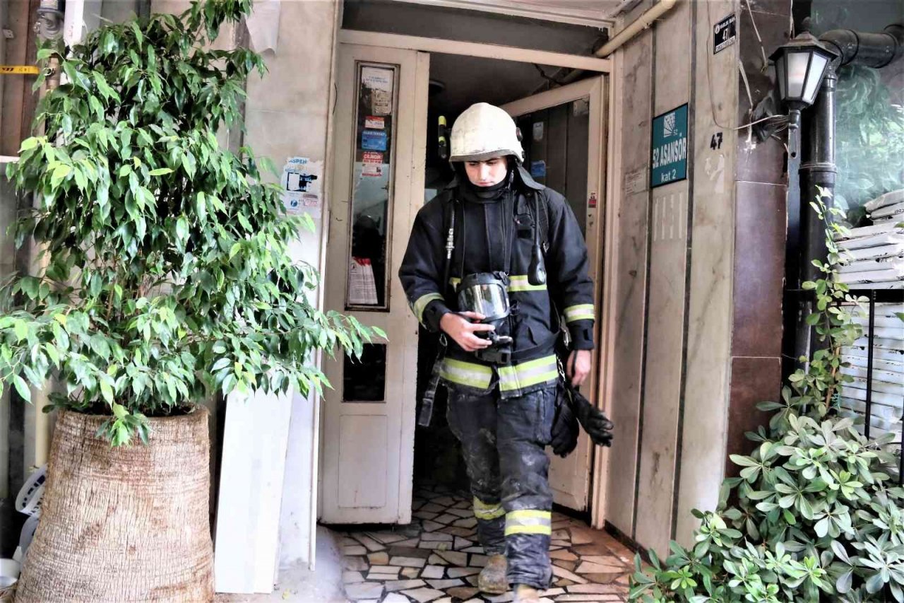 Kızartma yaparken çıkan yangını havlu ile söndürmek istedi, kendisini dışarı güçlükle attı