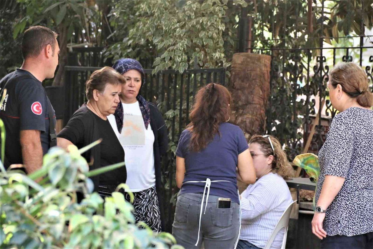 Kızartma yaparken çıkan yangını havlu ile söndürmek istedi, kendisini dışarı güçlükle attı
