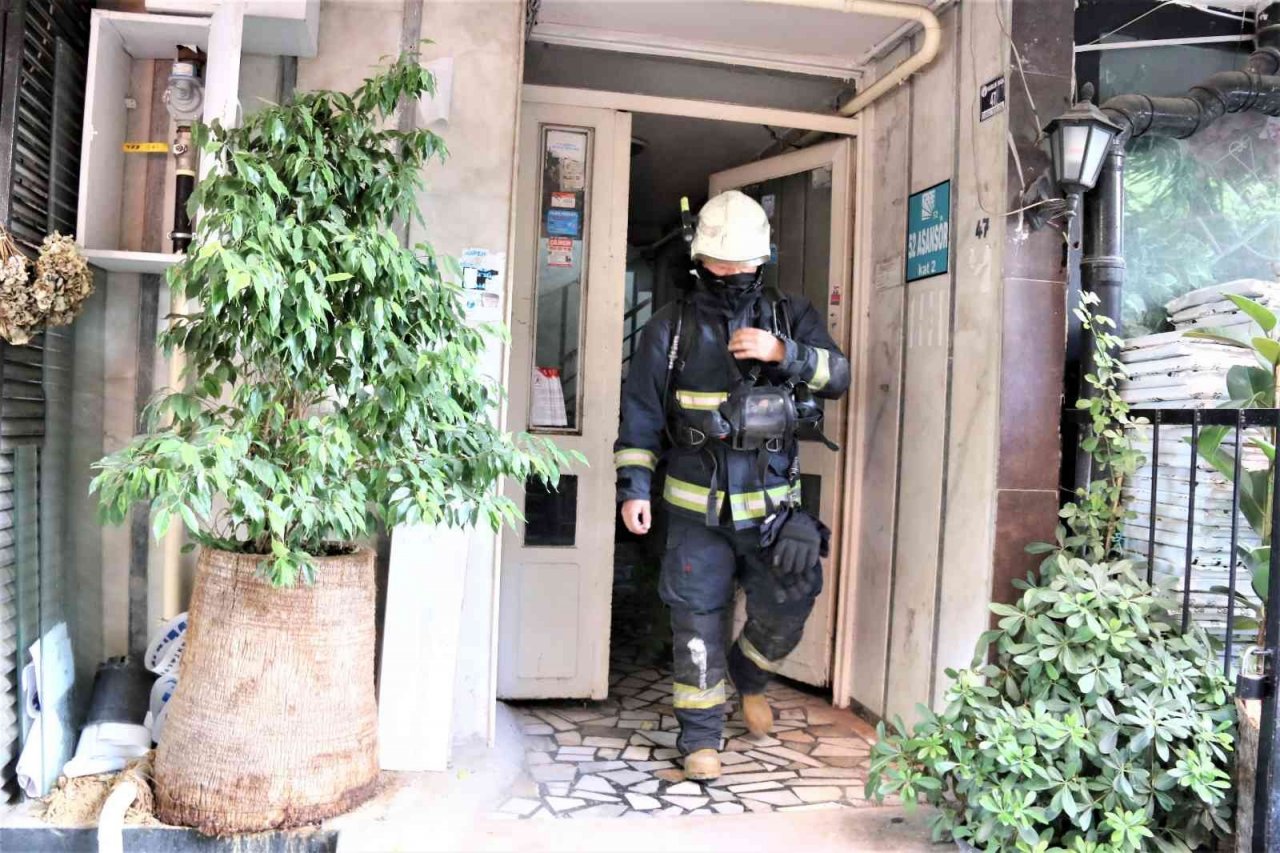 Kızartma yaparken çıkan yangını havlu ile söndürmek istedi, kendisini dışarı güçlükle attı