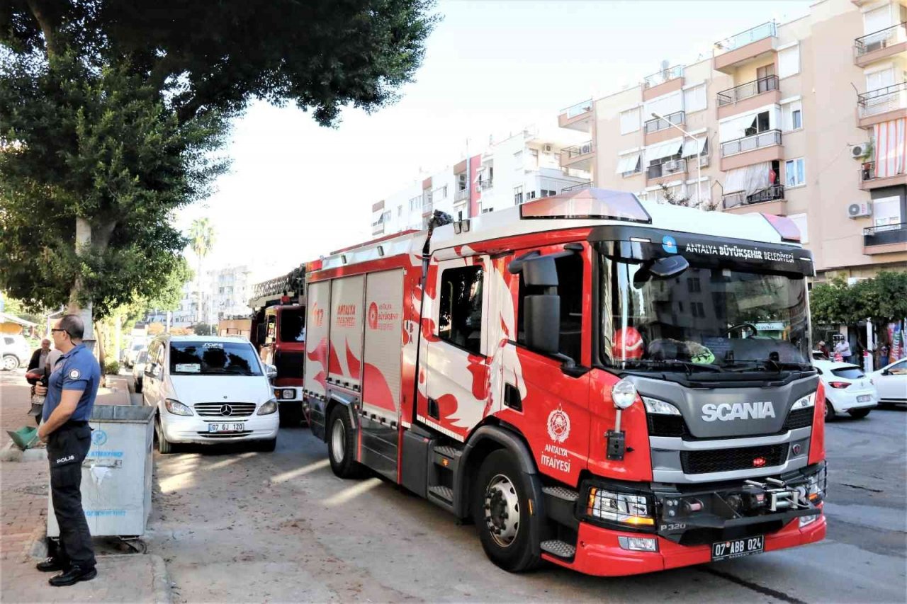 Kızartma yaparken çıkan yangını havlu ile söndürmek istedi, kendisini dışarı güçlükle attı