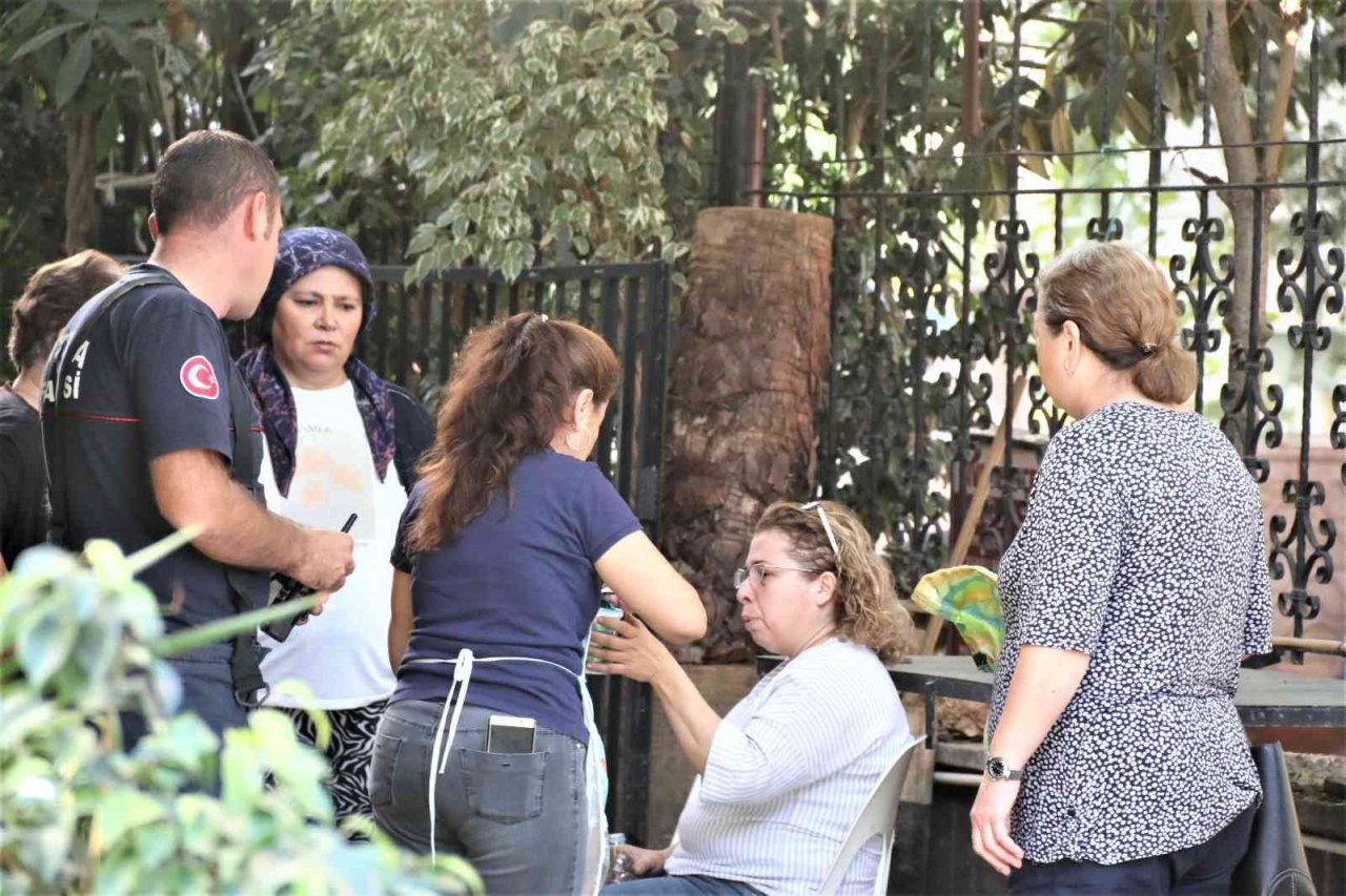 Kızartma yaparken çıkan yangını havlu ile söndürmek istedi, kendisini dışarı güçlükle attı