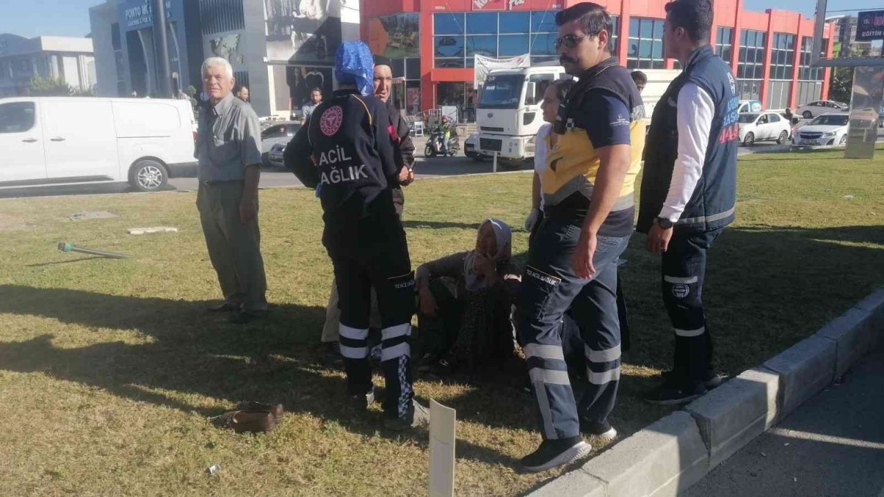 Antalya’da otomobil ve 2 motosikletin çarpıştığı kazada 2 kişi yaralandı