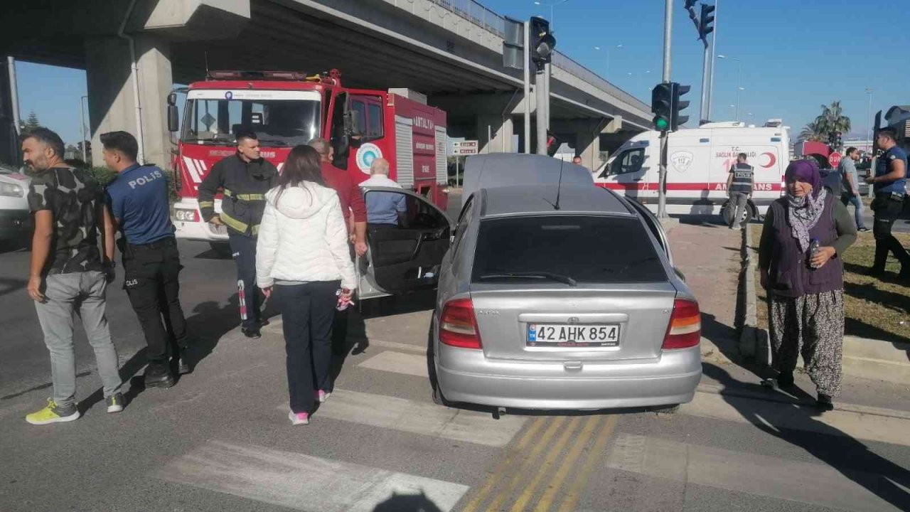 Antalya’da otomobil ve 2 motosikletin çarpıştığı kazada 2 kişi yaralandı