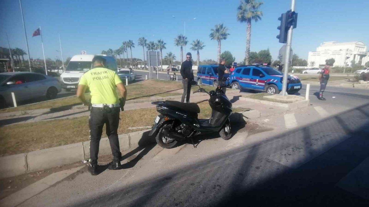 Antalya’da otomobil ve 2 motosikletin çarpıştığı kazada 2 kişi yaralandı