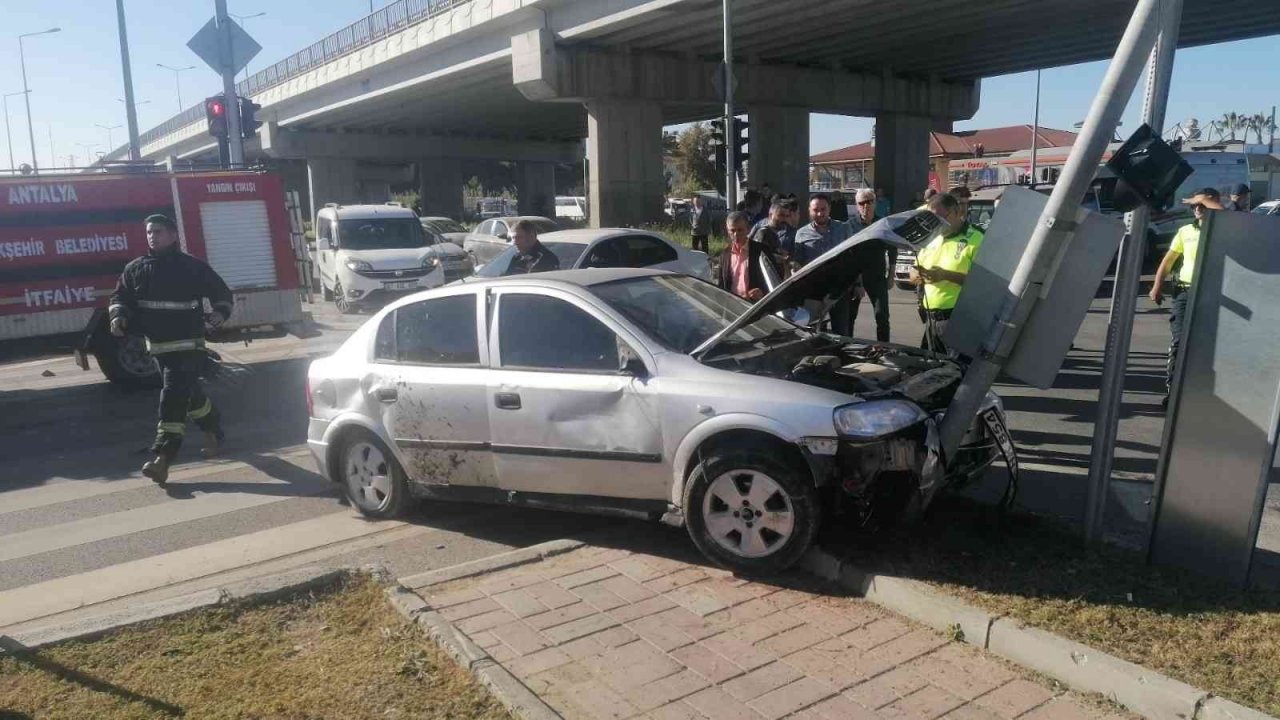 Antalya’da otomobil ve 2 motosikletin çarpıştığı kazada 2 kişi yaralandı