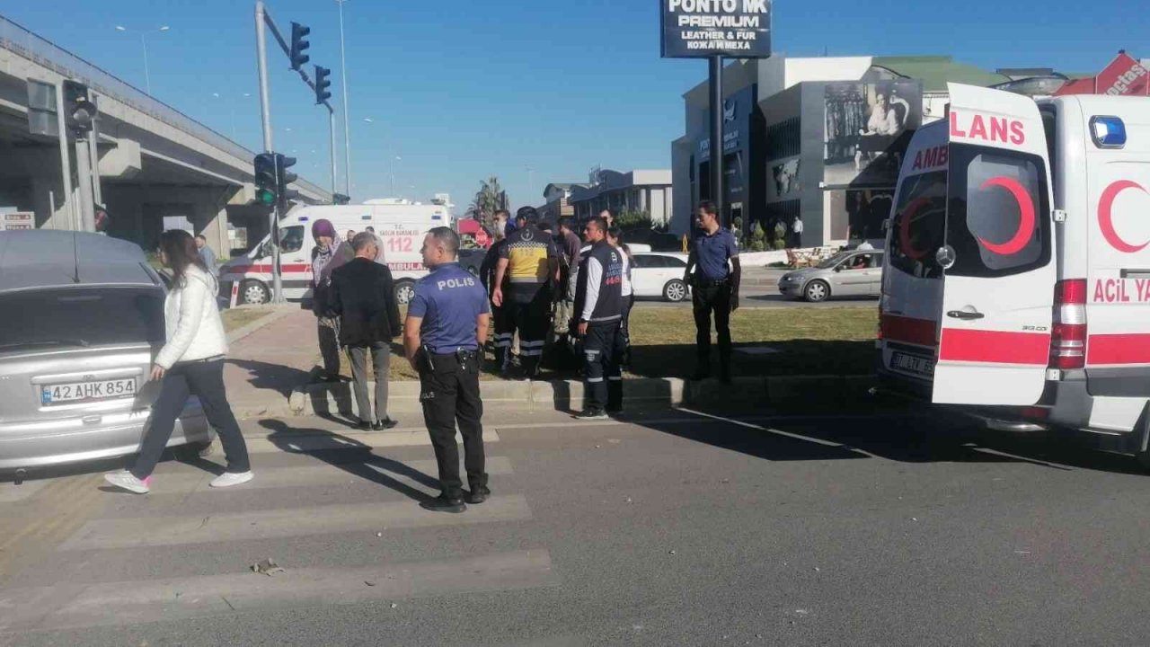 Antalya’da otomobil ve 2 motosikletin çarpıştığı kazada 2 kişi yaralandı