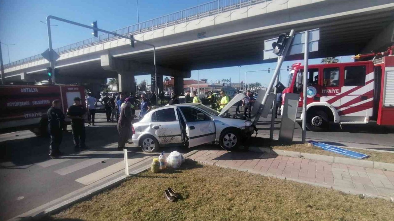 Antalya’da otomobil ve 2 motosikletin çarpıştığı kazada 2 kişi yaralandı