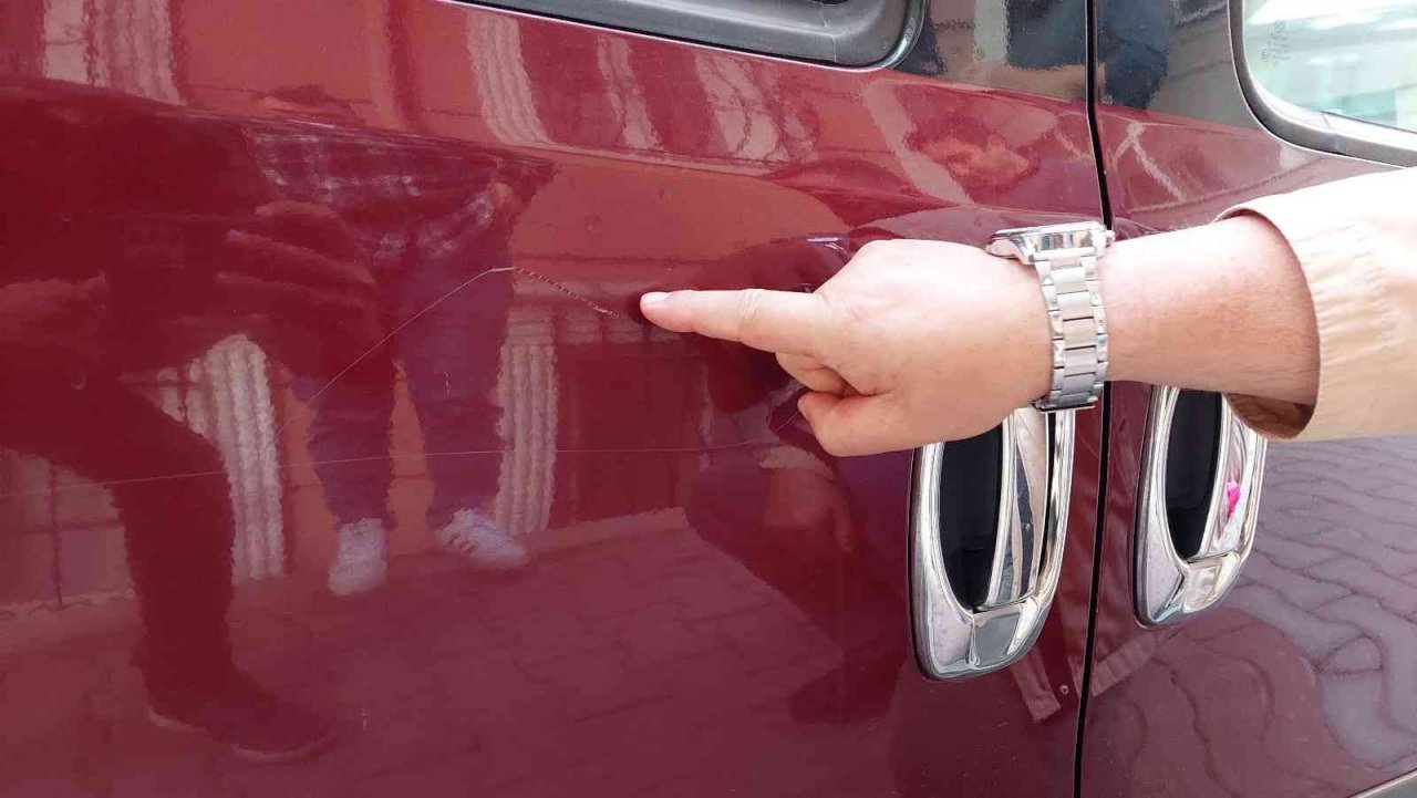 Gaziosmanpaşa’da 2 çocuğun zarar veren oyunu kamerada: 7 aracı boydan boya bıçakla çizdiler