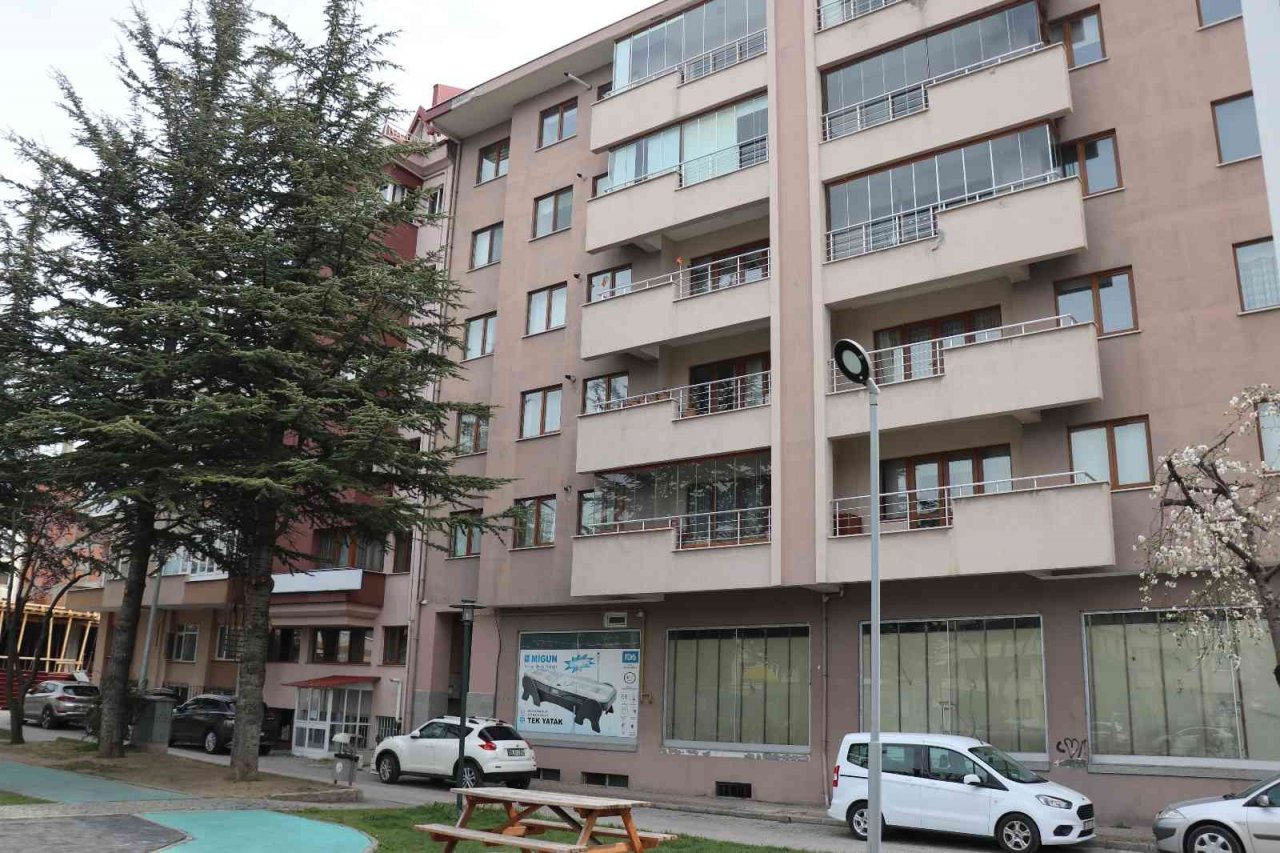 Eşini 25 bıçak darbesiyle öldüren sanığa ağırlaştırılmış müebbet