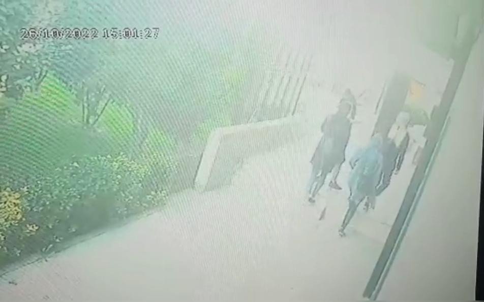 Güneş gözlüklü ve maskeli kadın hırsızlar polisten kaçamadı