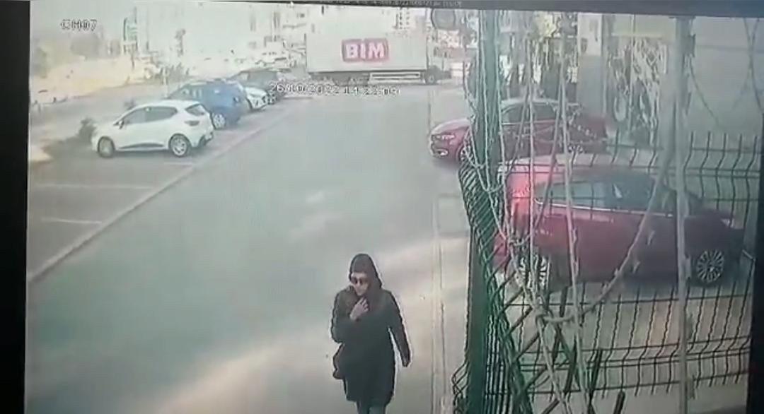 Güneş gözlüklü ve maskeli kadın hırsızlar polisten kaçamadı