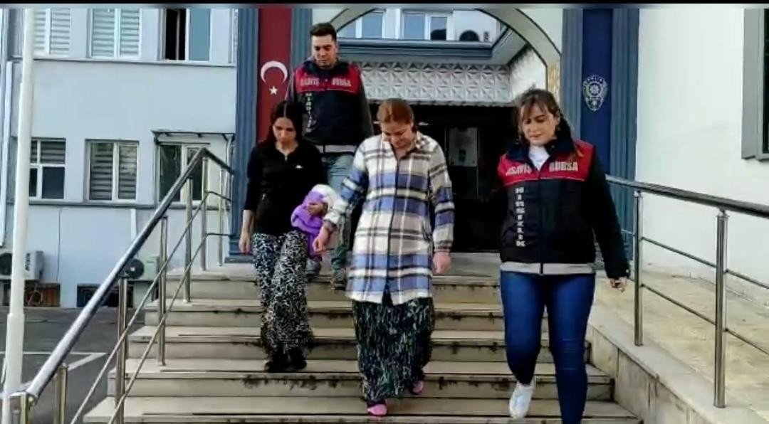 Güneş gözlüklü ve maskeli kadın hırsızlar polisten kaçamadı