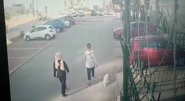 Güneş gözlüklü ve maskeli kadın hırsızlar polisten kaçamadı