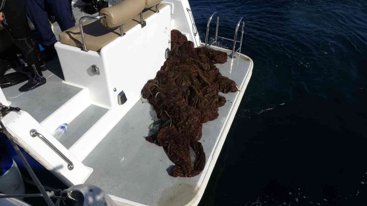 Çanakkale Boğazı’nda 350 metrekare hayalet ağ çıkartıldı