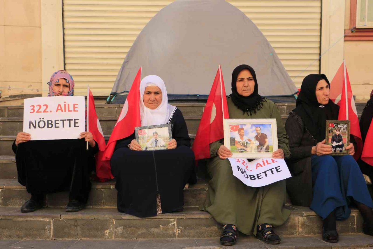 Aileler nöbete devam ederken, katılım çığ gibi büyüyor
