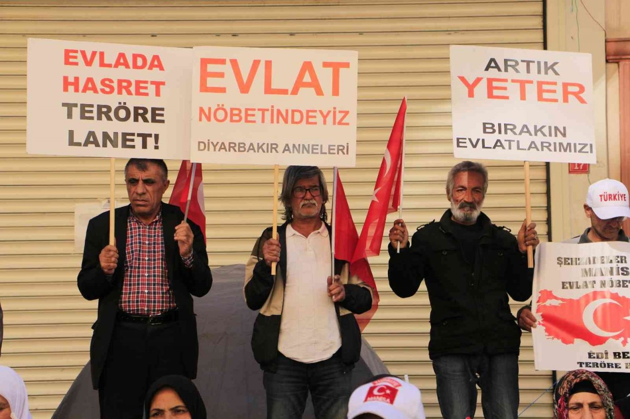 Aileler nöbete devam ederken, katılım çığ gibi büyüyor