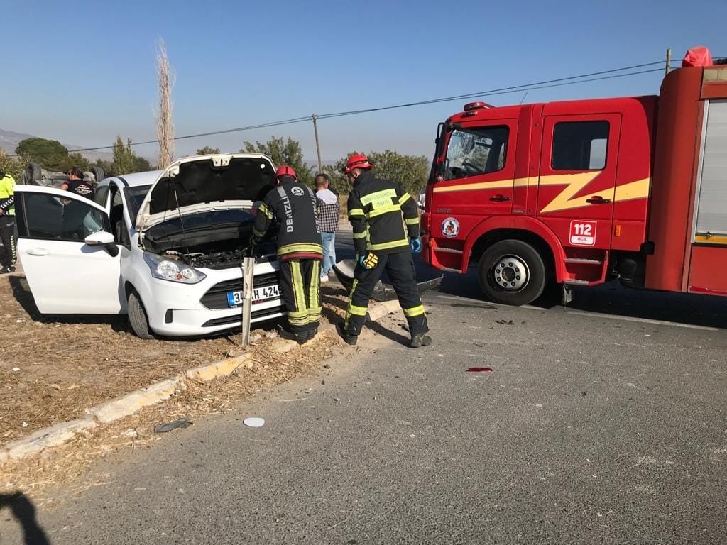 Kavşakta çarpışan otomobillerden biri takla attı: 2 yaralı