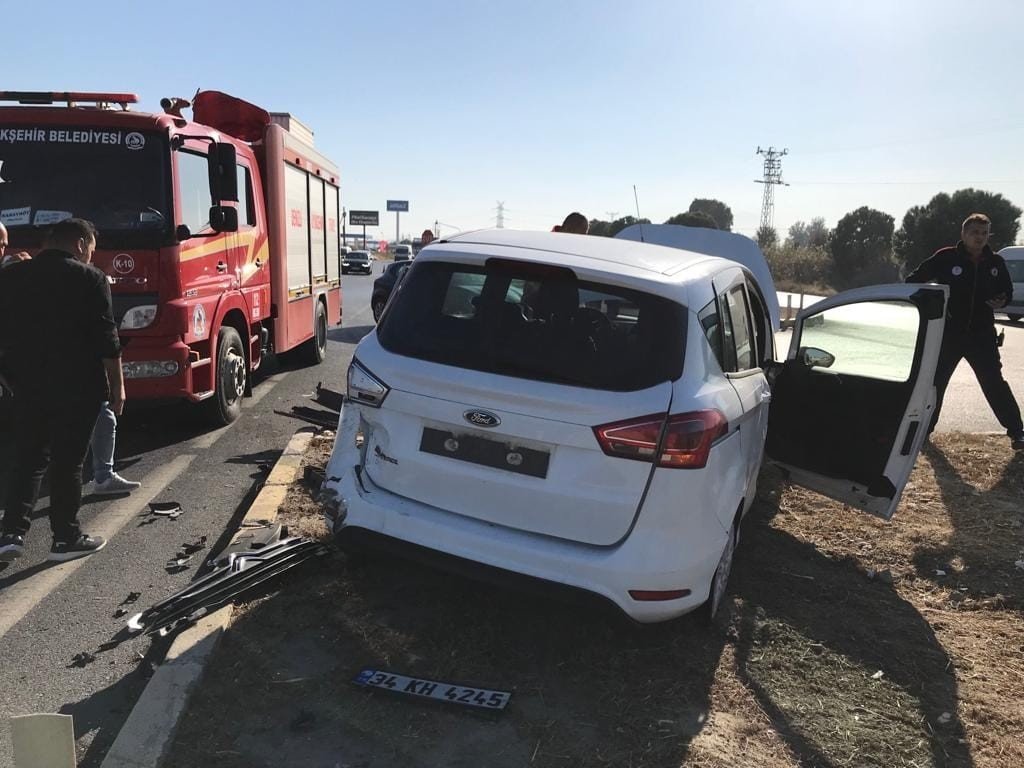 Kavşakta çarpışan otomobillerden biri takla attı: 2 yaralı