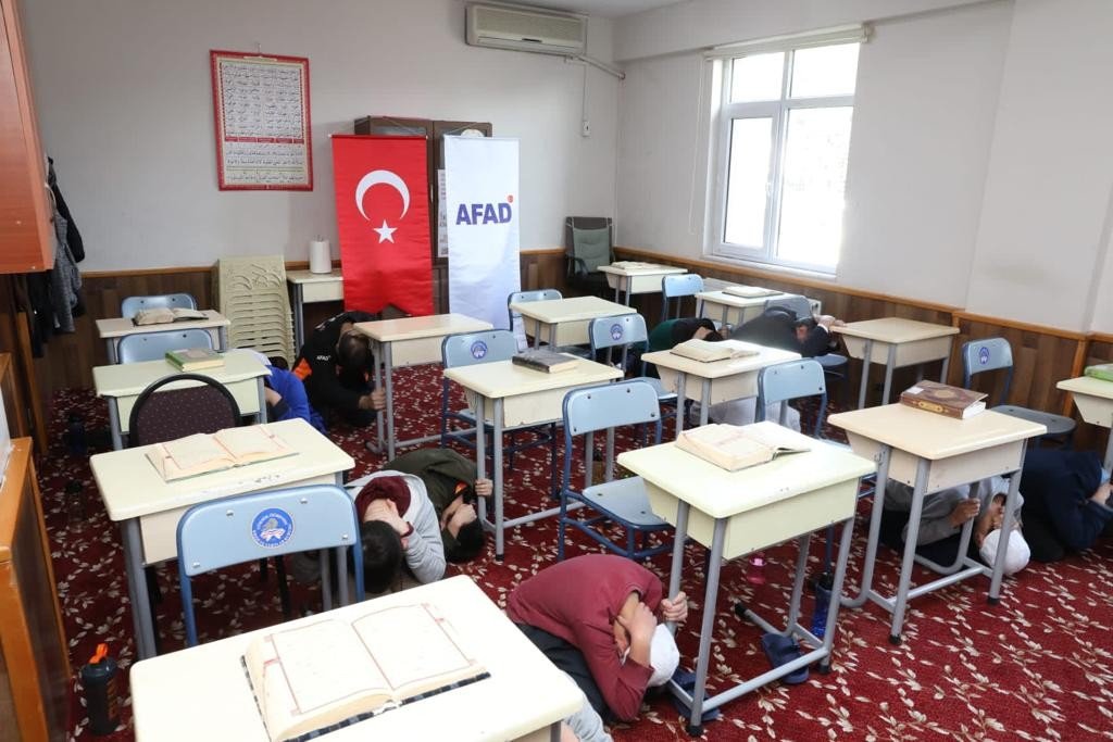 Kuran kursundaki tatbikat gerçeğini aratmadı