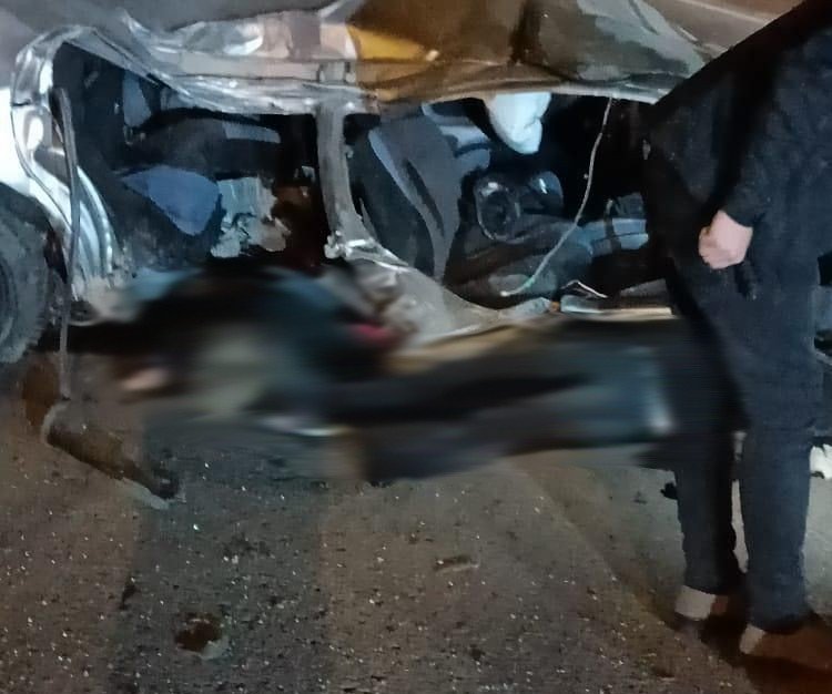 Çarptığı aydınlatma direği üzerine devrildi: 3 yaralı