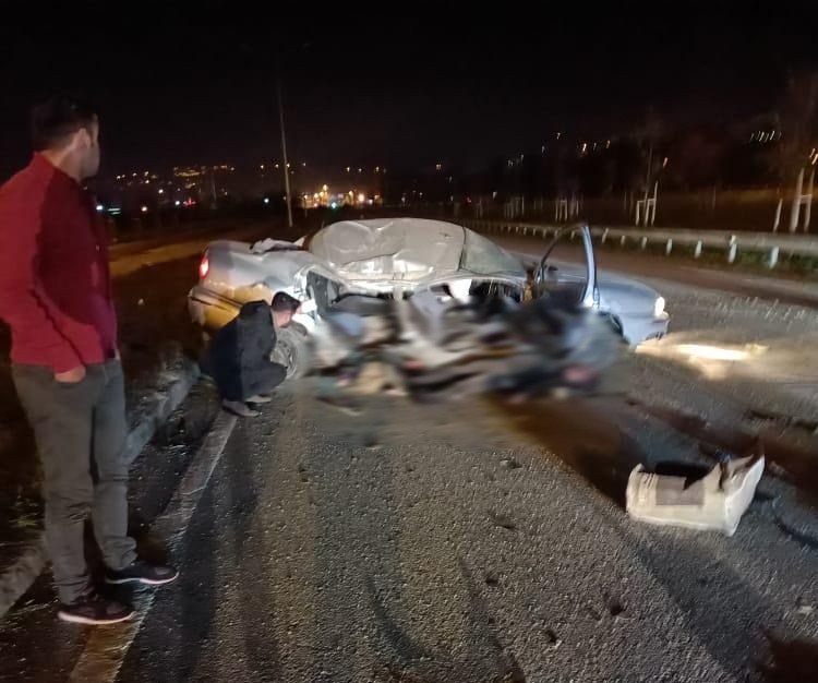 Çarptığı aydınlatma direği üzerine devrildi: 3 yaralı