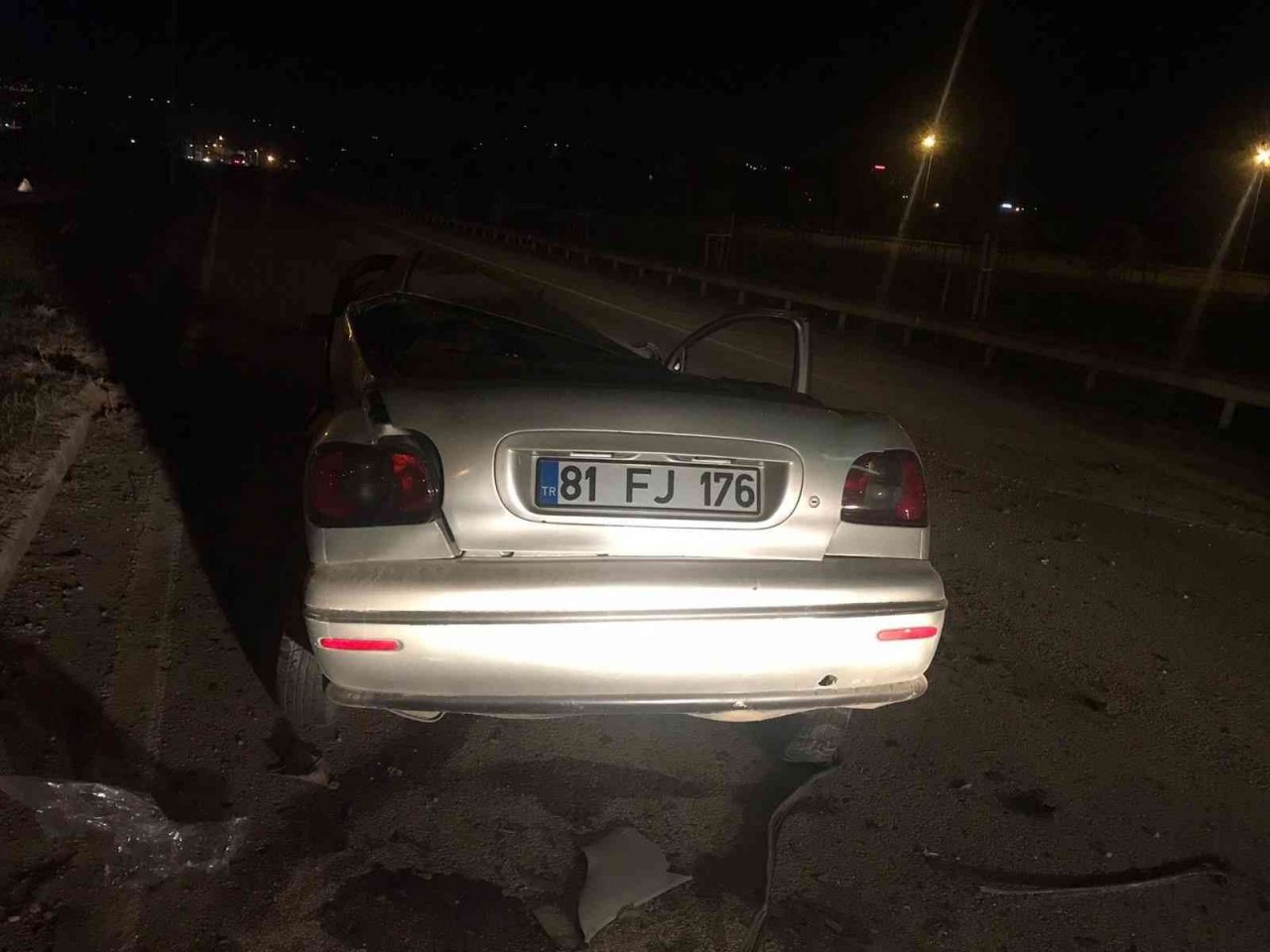 Çarptığı aydınlatma direği üzerine devrildi: 3 yaralı