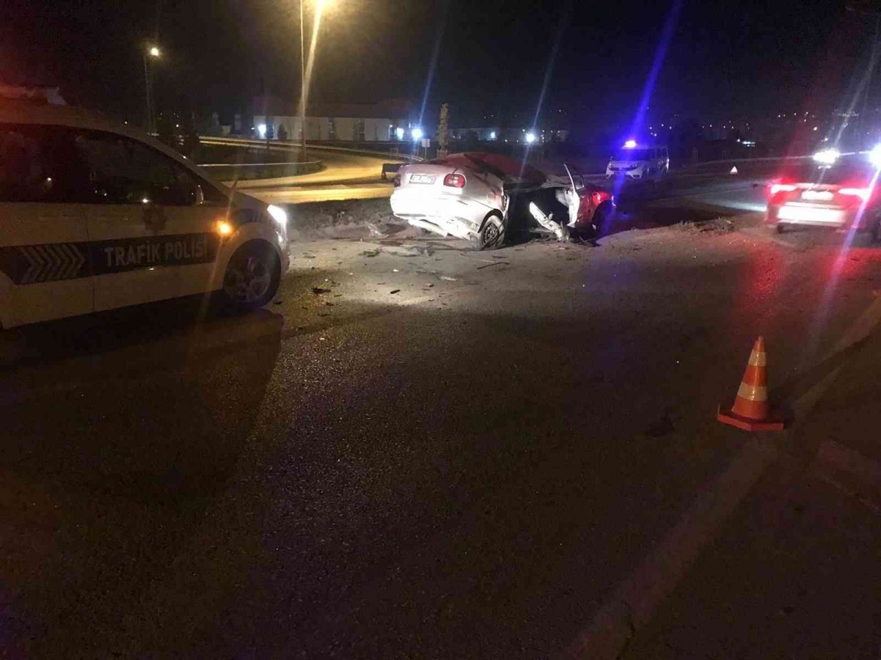 Çarptığı aydınlatma direği üzerine devrildi: 3 yaralı