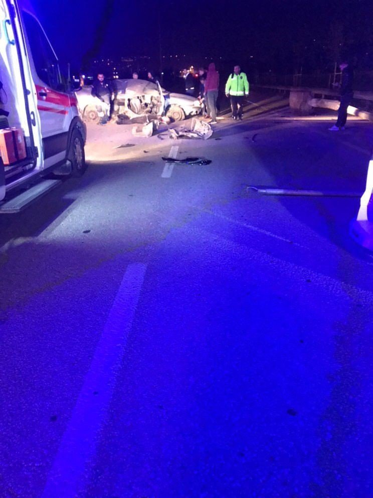 Çarptığı aydınlatma direği üzerine devrildi: 3 yaralı