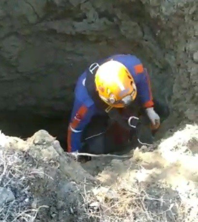 Elazığ’da su kuyusuna düşen keçi kurtarıldı