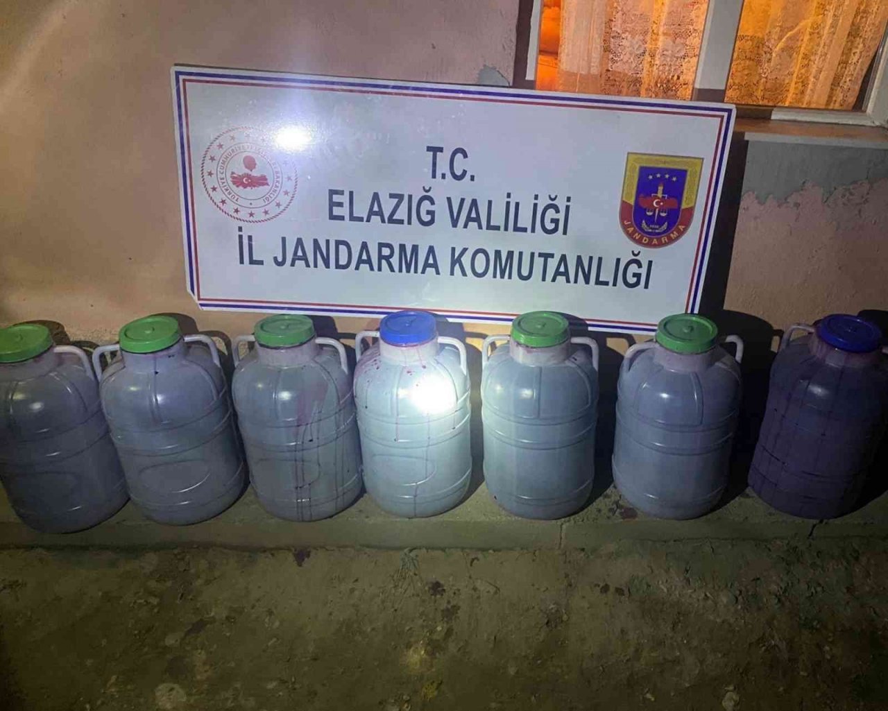 Elazığ’da 2 ton 600 litre kaçak şarap ele geçirildi