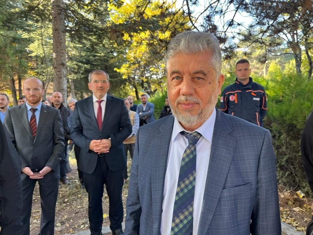 Siren sesini duyan herkes ilk bulduğu güvenli alana sığındı