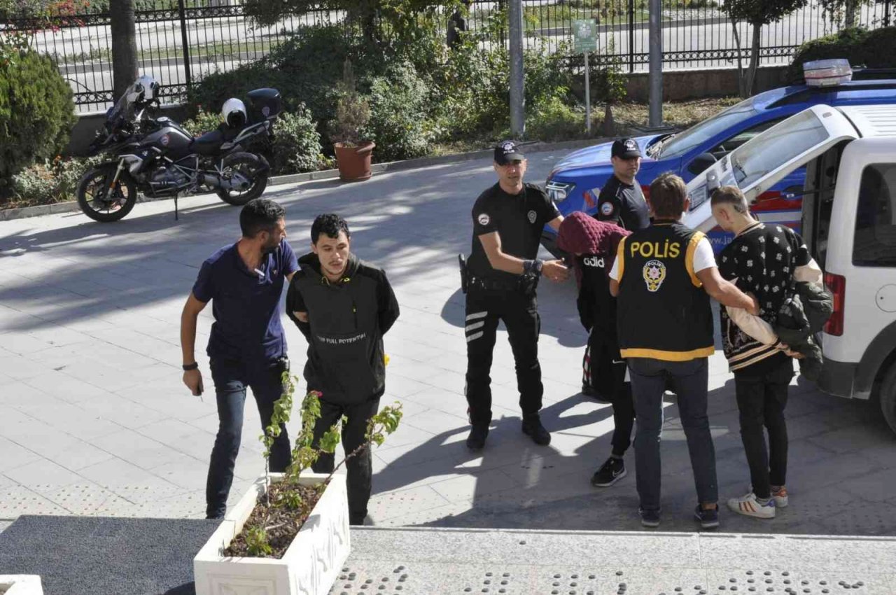 Fethiye’de kendini polis olarak tanıtan 2 gaspçı tutuklandı