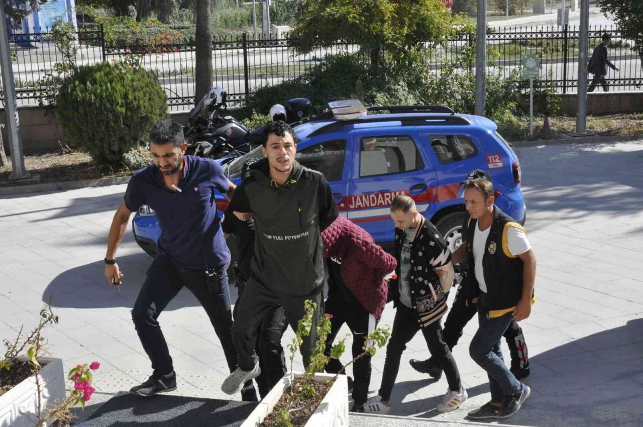 Fethiye’de kendini polis olarak tanıtan 2 gaspçı tutuklandı